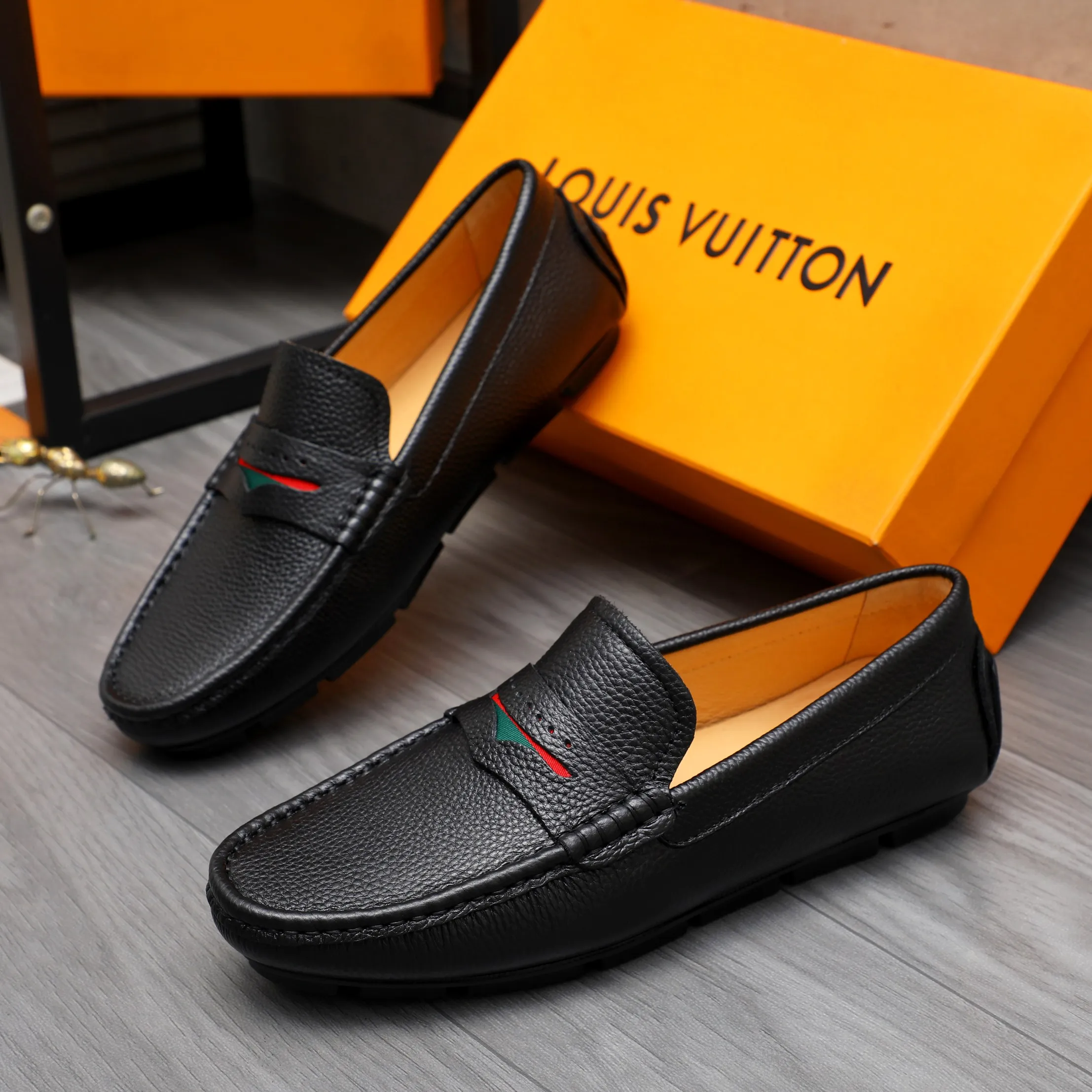 Men's shoes 💰360 Product trademark: LV "Louis Vuitton" casual slip-on men's shoes Regular size: 38-45 Product material: Selected pebbled cowhide upper, pigskin lining, rubber outsole